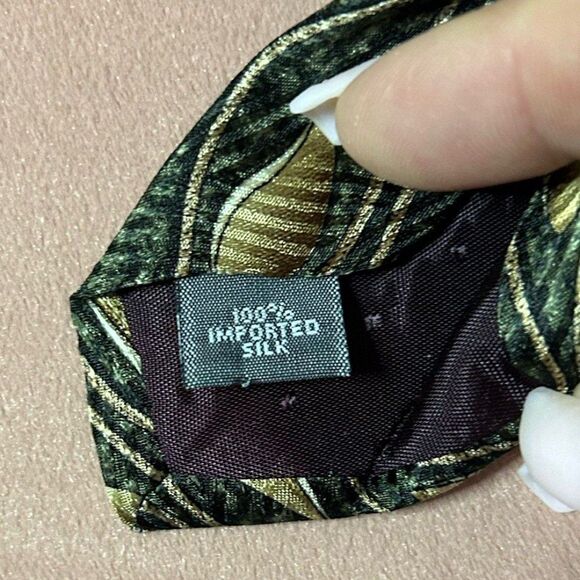 Villa Bugatti 100% Silk Tie withh Green and Cream Leaf Print Pattern - Picture 6 of 6